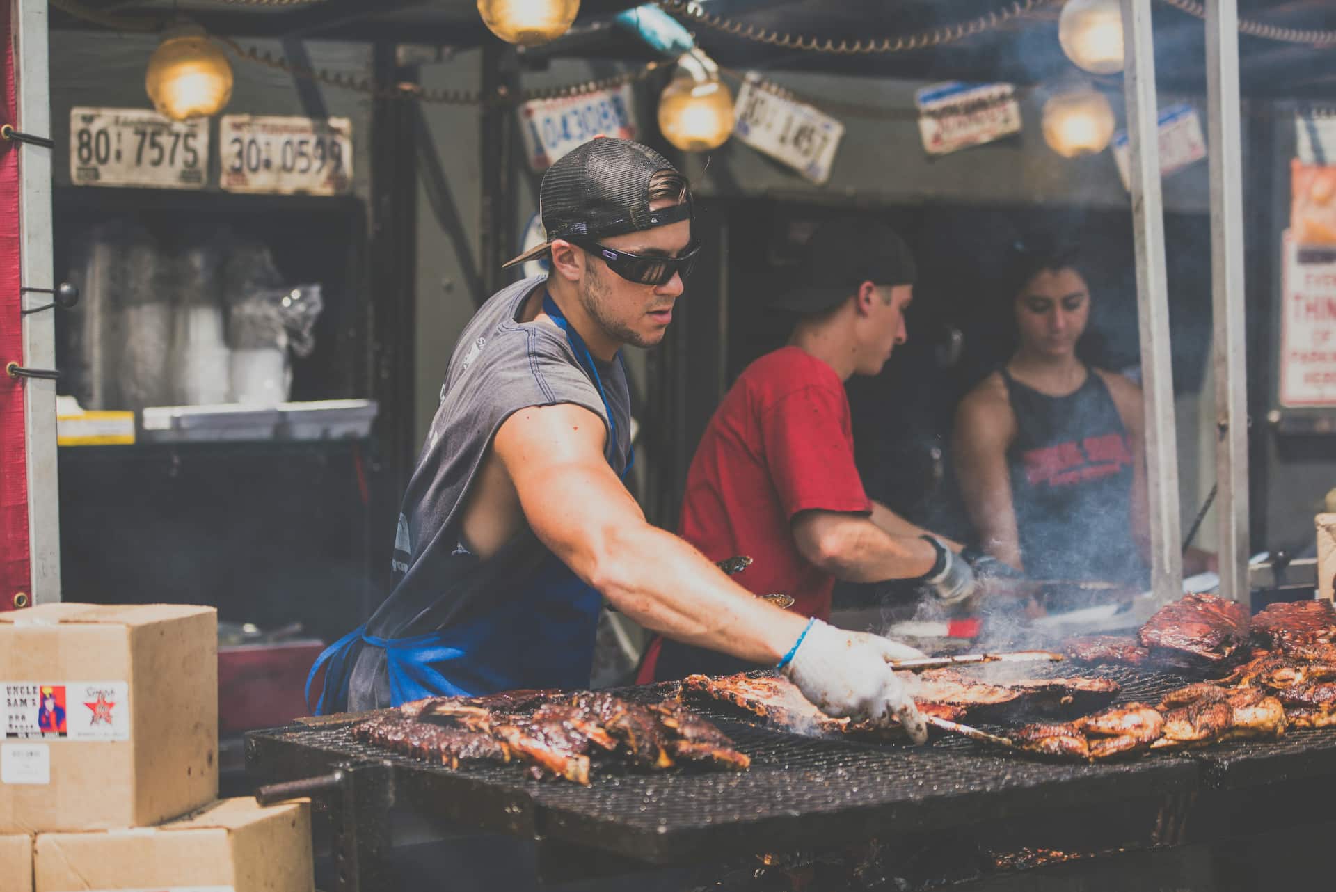 Grillar och grilltillbehör för en lyckad sommarfest i trädgården